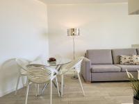 A seating area at Ocean Garden Suite 004 con vistas al mar