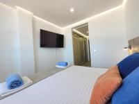A television and/or entertainment centre at Ocean Garden Suite 004 con vistas al mar