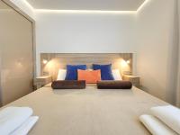A bed or beds in a room at Ocean Garden Suite 004 con vistas al mar