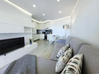 A television and/or entertainment centre at Ocean Garden Suite 004 con vistas al mar