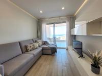 A seating area at Ocean Garden Suite 004 con vistas al mar