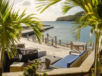 - Vistas al océano desde un complejo con mesas y sillas en The Liming Bequia, en Friendship