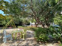 Vonkajšia záhrada v ubytovaní Apartments by the sea Duce, Omis - 2821