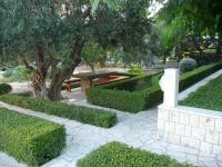 Vonkajšia záhrada v ubytovaní Apartments by the sea Duce, Omis - 2821