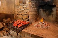 - un grill avec un paquet de viande et un feu dans l&#39;établissement Apartments by the sea Postira, Brac - 2888, à Postira