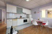 Kuchyňa alebo kuchynka v ubytovaní Apartments by the sea Sumartin, Brac - 2940