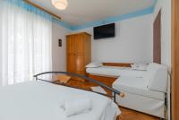 Posteľ alebo postele v izbe v ubytovaní Apartments by the sea Duce, Omis - 2992