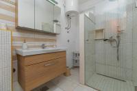 Kúpeľňa v ubytovaní Apartments by the sea Duce, Omis - 2992
