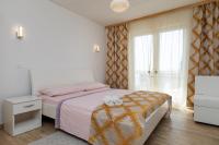 Posteľ alebo postele v izbe v ubytovaní Apartments by the sea Duce, Omis - 2992