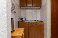 Kuchyňa alebo kuchynka v ubytovaní Apartments by the sea Duce, Omis - 2992