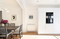 Kuchyňa alebo kuchynka v ubytovaní Wonderful Central Athens 2 Bedroom 2 Bath Sleeps 8