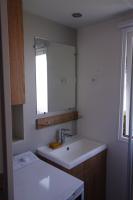 Kúpeľňa v ubytovaní Mobil Home 3 chambres 2 salle de bain 2 WC Camping 4 Stars LES CHARMETTES Parcelle privée prestige