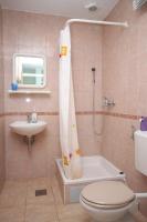 Kúpeľňa v ubytovaní Apartment Petrcane 3300b