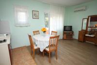 Kuchyňa alebo kuchynka v ubytovaní Apartment Petrcane 3300b