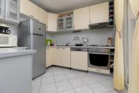Kuchyňa alebo kuchynka v ubytovaní Apartment Mimice 2805b