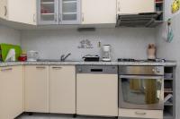 Kuchyňa alebo kuchynka v ubytovaní Apartment Mimice 2805b
