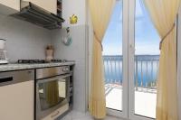 Kuchyňa alebo kuchynka v ubytovaní Apartment Mimice 2805b