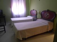 Postel nebo postele na pokoji v ubytování Hostal Burgos