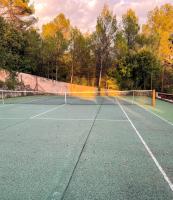 Tenis alebo squash v ubytovaní Le mas Louga alebo jeho okolí