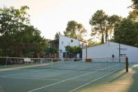 Tenis alebo squash v ubytovaní Le mas Louga alebo jeho okolí