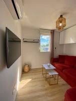 Telewizja i/lub zestaw kina domowego w obiekcie T3 de charme climatisé - Piscine - Plage à 5 min