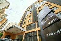 un cartel delante de un edificio en Nobile Inn Executive Ribeirao Preto, en Ribeirão Preto