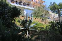 Vonkajšia záhrada v ubytovaní Apartments by the sea Brela, Makarska - 2718