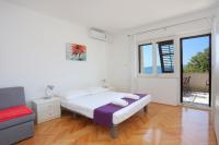 Posteľ alebo postele v izbe v ubytovaní Apartments by the sea Brela, Makarska - 2718
