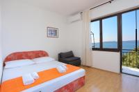Posteľ alebo postele v izbe v ubytovaní Apartments by the sea Brela, Makarska - 2718