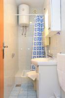 Kúpeľňa v ubytovaní Apartments by the sea Brela, Makarska - 2718