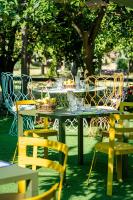 uma mesa com copos e cadeiras na grama em Relais Correale Rooms & Garden em Sorrento