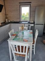 Kuchyň nebo kuchyňský kout v ubytování Chalet Cosy à 10min des plages- Soulac-sur-Mer