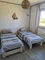 Postel nebo postele na pokoji v ubytování Chalet Cosy à 10min des plages- Soulac-sur-Mer