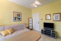 Televízia a/alebo spoločenská miestnosť v ubytovaní Apartments by the sea Barbat, Rab - 3203