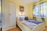 Posteľ alebo postele v izbe v ubytovaní Apartments by the sea Barbat, Rab - 3203