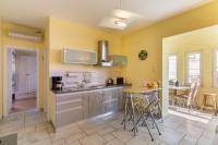 Kuchyňa alebo kuchynka v ubytovaní Apartments by the sea Barbat, Rab - 3203