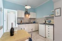 Kuchyňa alebo kuchynka v ubytovaní Apartments by the sea Barbat, Rab - 3203