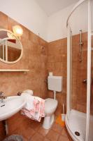 Kúpeľňa v ubytovaní Apartments by the sea Barbat, Rab - 3203