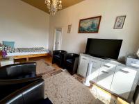 Televízia a/alebo spoločenská miestnosť v ubytovaní Abdalla Apartments