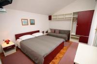 Postel nebo postele na pokoji v ubytování Apartments by the sea Igrane, Makarska - 5266