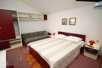 Postel nebo postele na pokoji v ubytování Apartments by the sea Igrane, Makarska - 5266