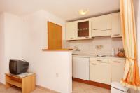 Kuchyňa alebo kuchynka v ubytovaní Apartments and rooms with parking space Vrbnik, Krk - 5301