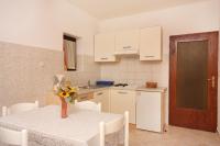 Kuchyňa alebo kuchynka v ubytovaní Apartments and rooms with parking space Vrbnik, Krk - 5301