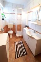 Kúpeľňa v ubytovaní Apartments with parking spaces Sveti Anton, Krk - 5288