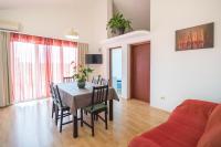 Telewizja i/lub zestaw kina domowego w obiekcie Apartments with a parking space Njivice, Krk - 5427