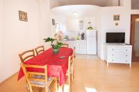 Kuchnia lub aneks kuchenny w obiekcie Apartments with a parking space Njivice, Krk - 5427