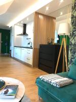 Kuchyňa alebo kuchynka v ubytovaní Zielony apartament z widokiem na jezioro