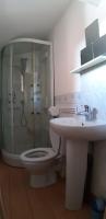 a bathroom with a shower and a toilet and a sink at gîte des Templiers, appartement meublé pour 4 personnes à la campagne à 10min de la côte d&#39;opale et de la baie de Somme in Conchil-le-Temple