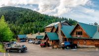 アシュランドにあるCallahan&#39;s Mountain Lodgeの山の前の駐車場に車を停めた建物