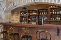 Un bar con sillas y botellas de alcohol. en Wildes Hotel Kangaroo Valley, en Valle Kangaroo